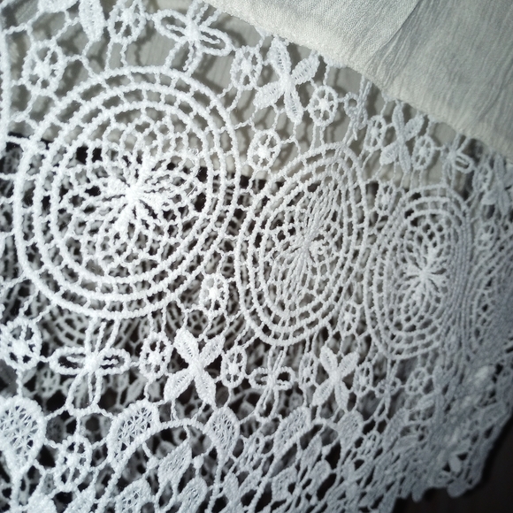 Andre by Unit Creme Lace and Rayon adjustable Bohemian Strappy Top New Small - Picture 8 of 10